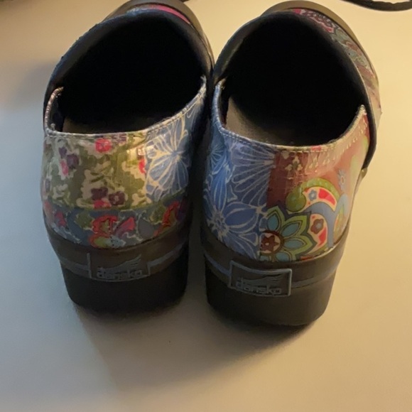 Woman’s Dansko shoes - Picture 2 of 4